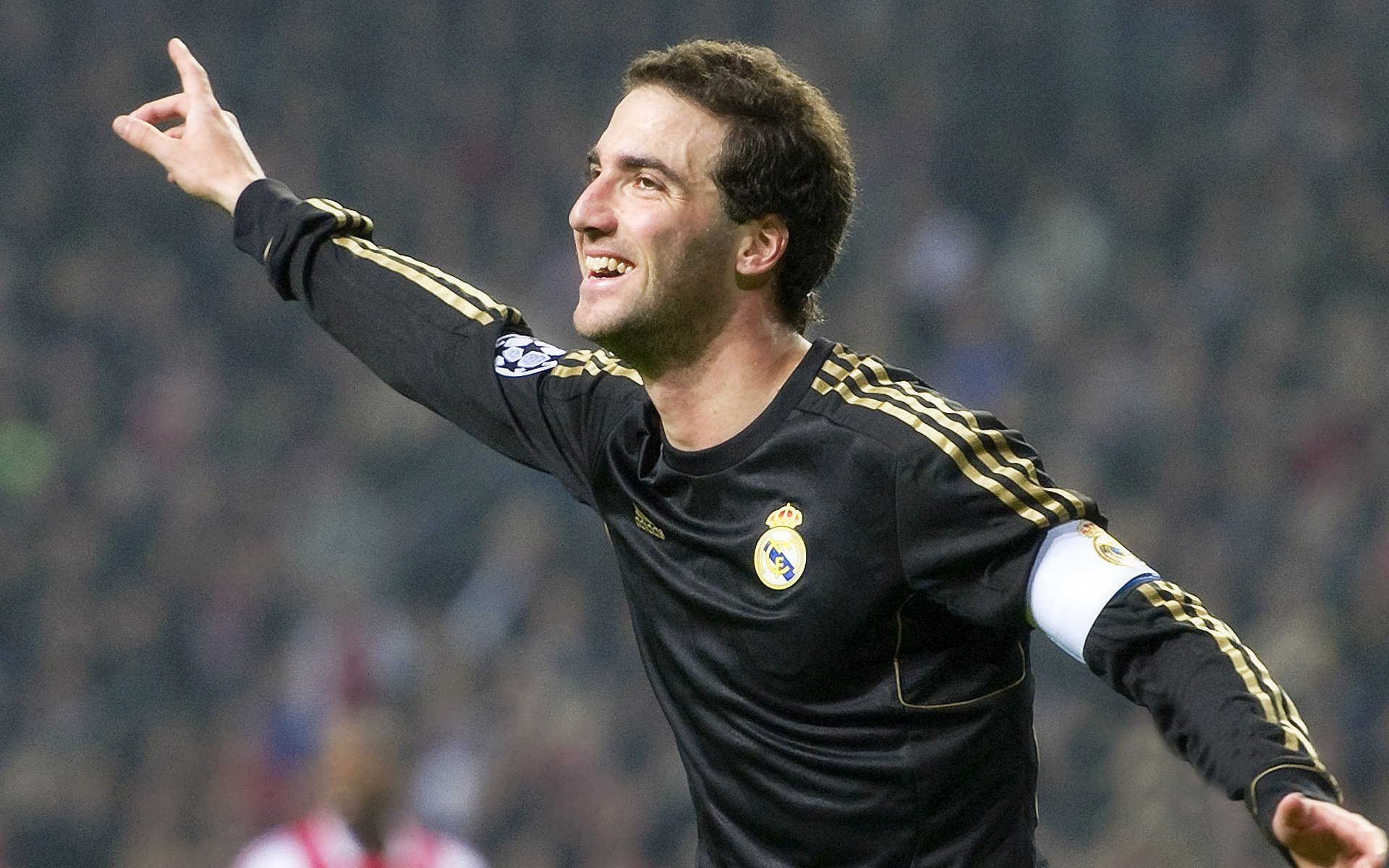 开云体育娱乐-西甲比赛，战术分析细腻入微，控球与瞬间攻防转换的深度解析，西甲技术